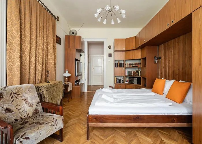 Bpr W21 Retro Home With Balcony